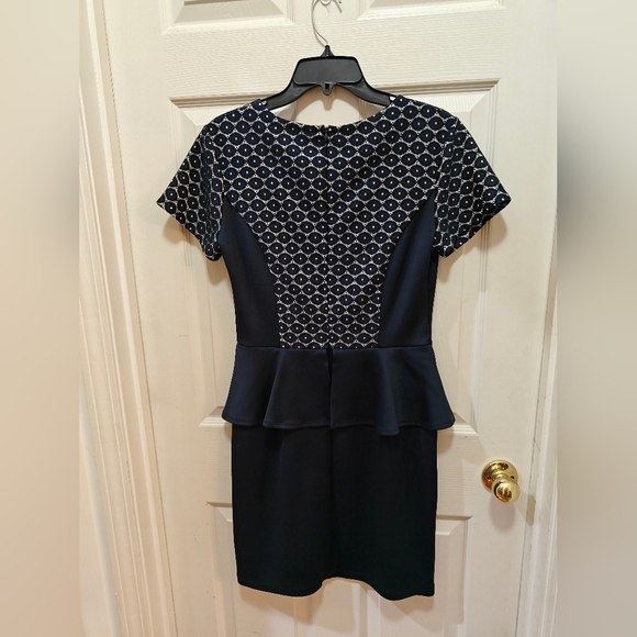 Patterned flared waist dress - Picture 2 of 4